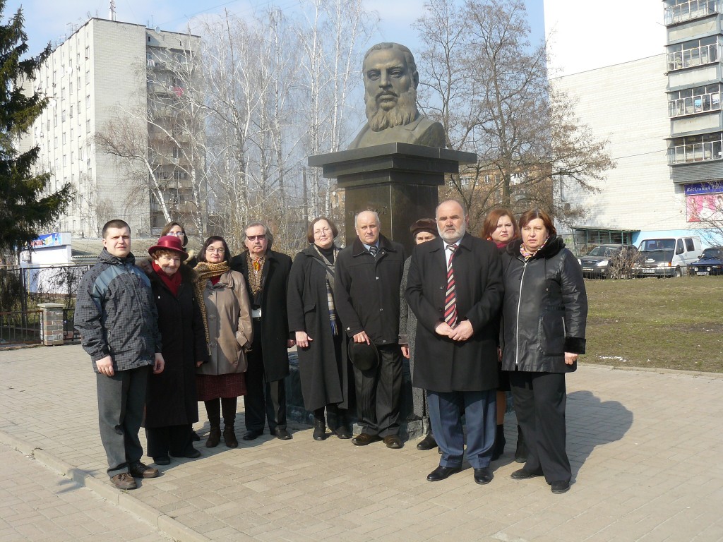 Учасники конференції біля пам'ятника П. Чубинському в Борисполі
