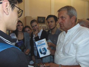 Член НСКУ Євген Шаповалов веде розмову про історію України з молоддю Донеччини
