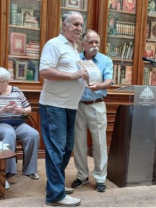 В’ячеслав Кушнів вручає Почесну грамоту НСКУ В.І. Вельможку